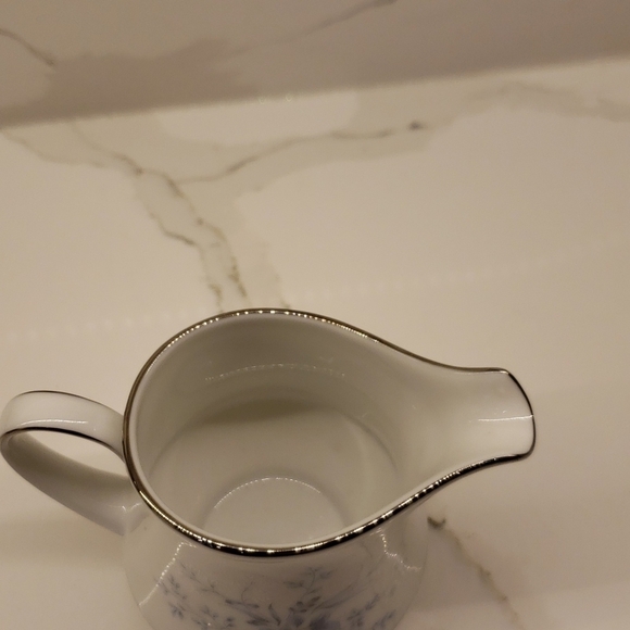 𝅺noritake Carolyn 2693 Creamer Fine China Contemporary White Blue floral sil - Picture 5 of 6